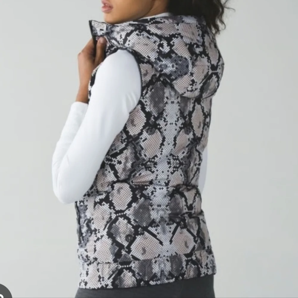 Lululemo The Fluffiest Vest Black/Ziggy Snake Butter Pik Black Sz4 Women‎